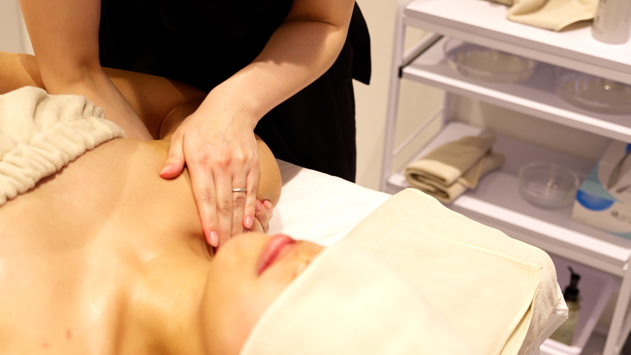 二重あご解消を目指す | 岡山のエステならÉ M E private beauty salon【小顔・バストアップ】