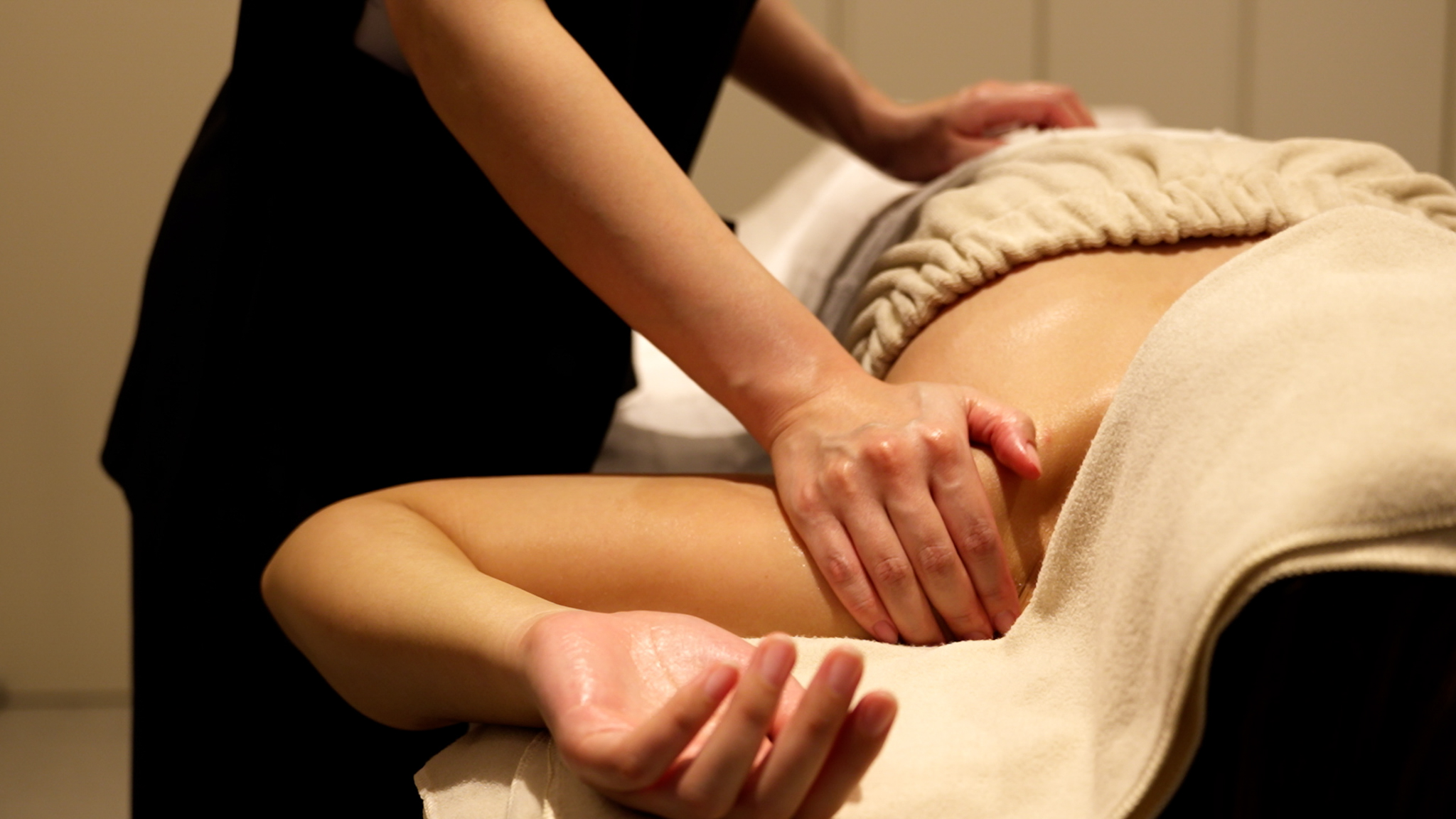 離れ乳の解消をサポート | 岡山のエステならÉ M E private beauty salon【小顔・バストアップ】