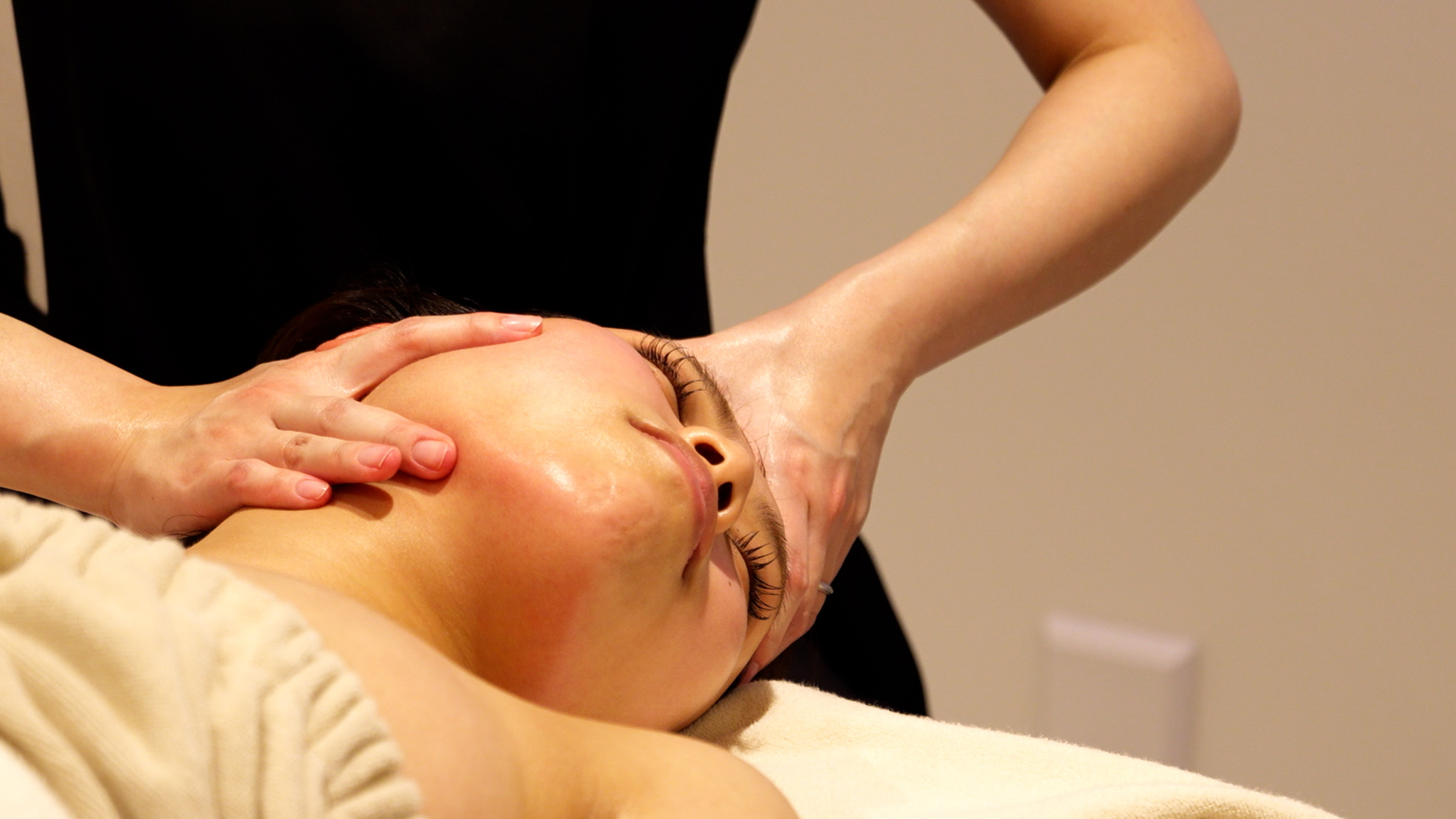 左右差が気になる方へ｜岡山のエステならÉ M E  private beauty salon  【小顔・バストアップ】